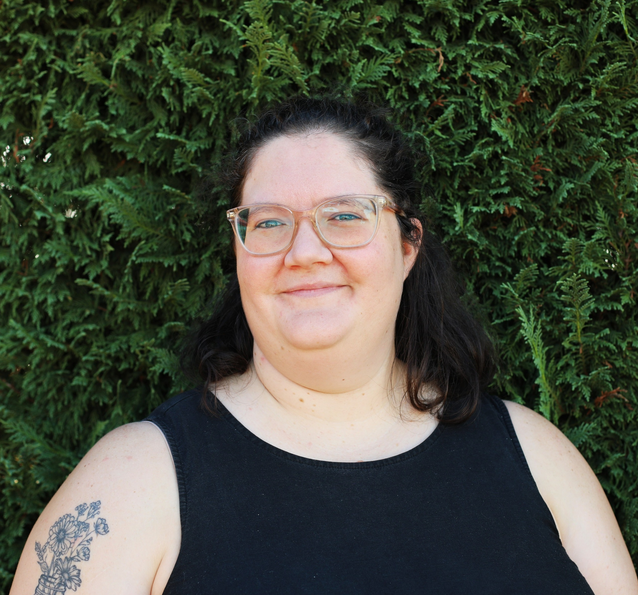 Women with brown hair and glasses 